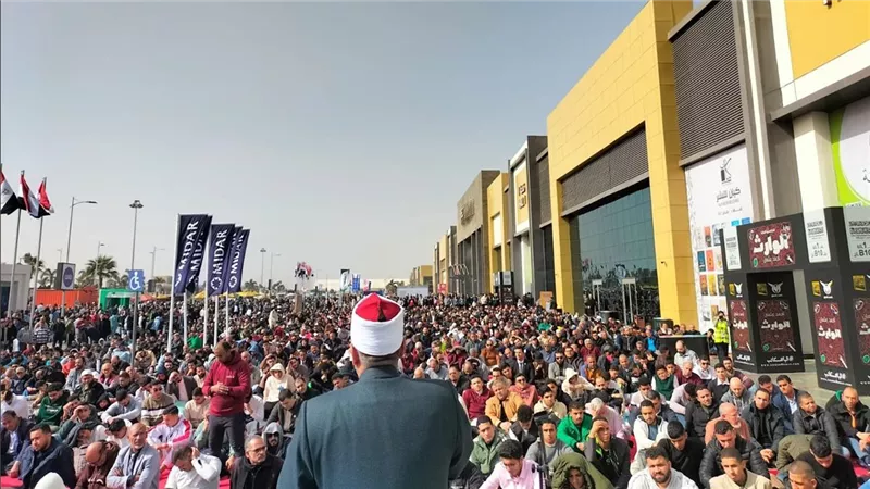 رواد معرض الكتاب يؤدون صلاة الجمعة بين جنبات الكتب