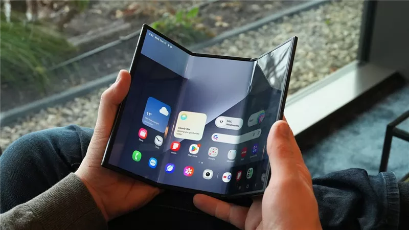 سامسونج تتيح تجربة هاتف Galaxy Z TriFold في متاجر قبل الإطلاق الرسمي