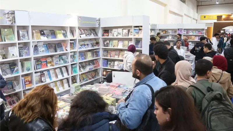 أكثر من 245 ألف زائر في اليوم الأول لمعرض الكتاب|صور 