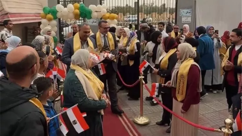 مركز أورام المنيا يكرم أقسام التغذية والإشراف الداخلي تقديرا لدورهم