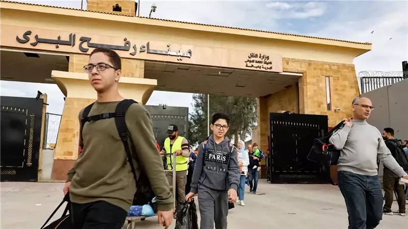 إسرائيل تسعى لضمان خروج الفلسطينيين بأعداد أكبر من العائدين إلى غزة