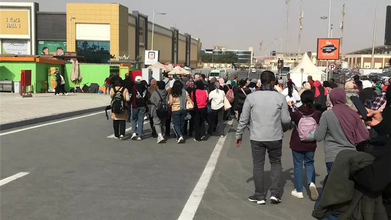 إقبال جماهيري منقطع النظير في اليوم الثاني من انطلاق معرض الكتاب