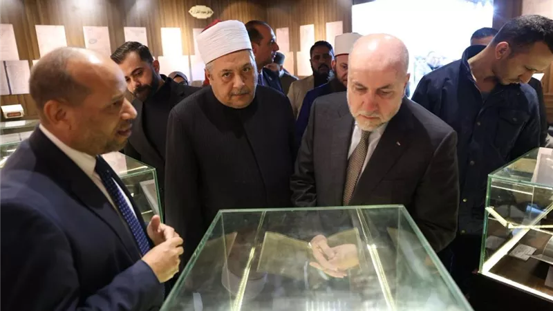 قاضي قضاة فلسطين يتفقد جناح الأزهر بمعرض القاهرة الدولي للكتاب