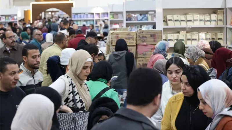 تخفيضات 20%.. إقبال جماهيري كبير على جناح هيئة الكتاب