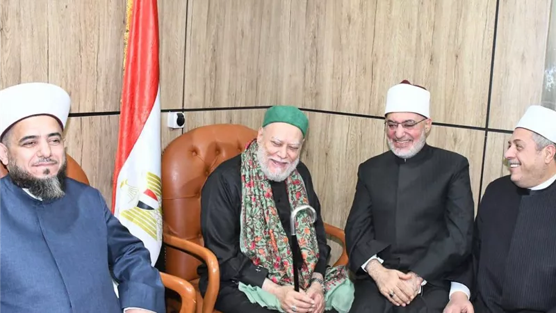علي جمعة يناقش دور الإسلام في بناء الإنسان بجناح الأزهر