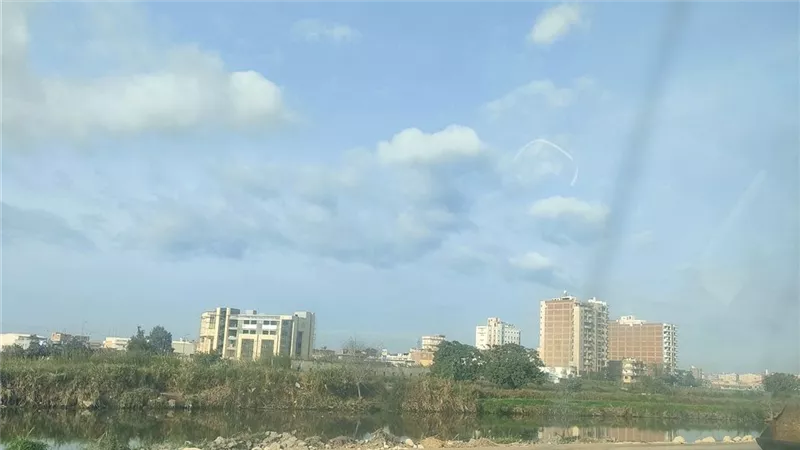 طقس مائل للدفء نهارًا شديد البرودة ليلًا في البحيرة