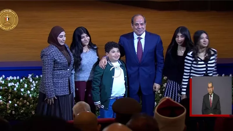 الرئيس السيسي يلتقط صورة تذكارية مع أسرة الشهيد رامي هلال| فيديو