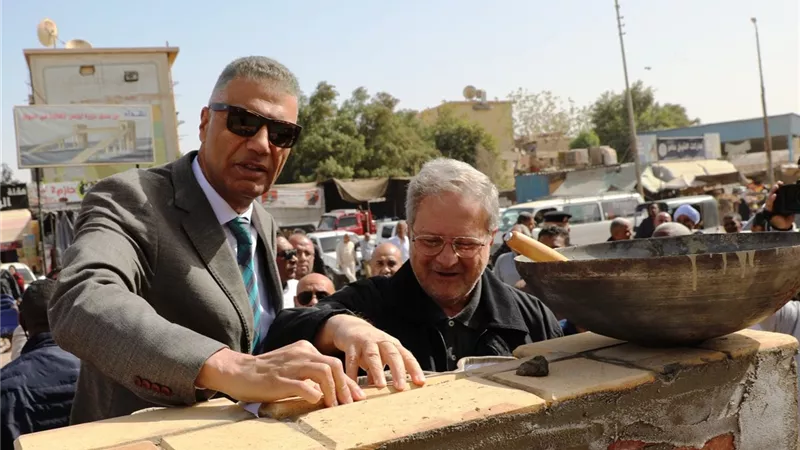 محافظ أسوان يضع حجر الأساس لكوبري السيل للمشاة