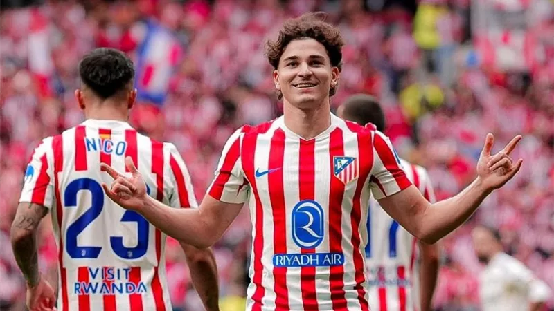 أتلتيكو مدريد يضع شرط تعجيزي لبيع خوليان ألفاريز إلى برشلونة 