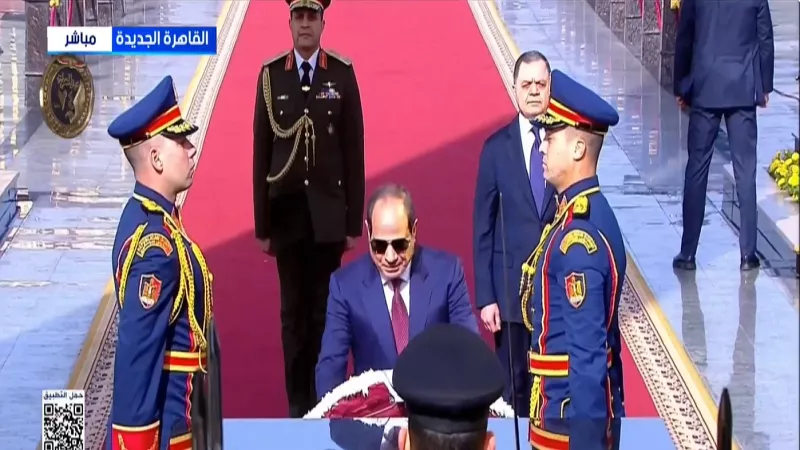 الرئيس السيسي يضع إكليلا من الزهور على النصب التذكاري لشهداء الشرطة| فيديو