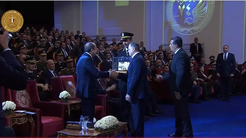وزير الداخلية يمنح الرئيس السيسي هدية تذكارية|فيديو