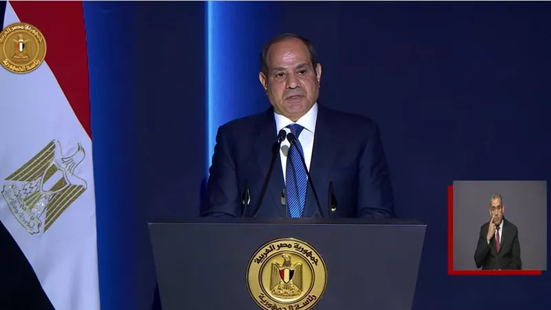 الرئيس السيسي: رجال الشرطة ونساؤها يقفون في طليعة الصفوف الأولى|فيديو