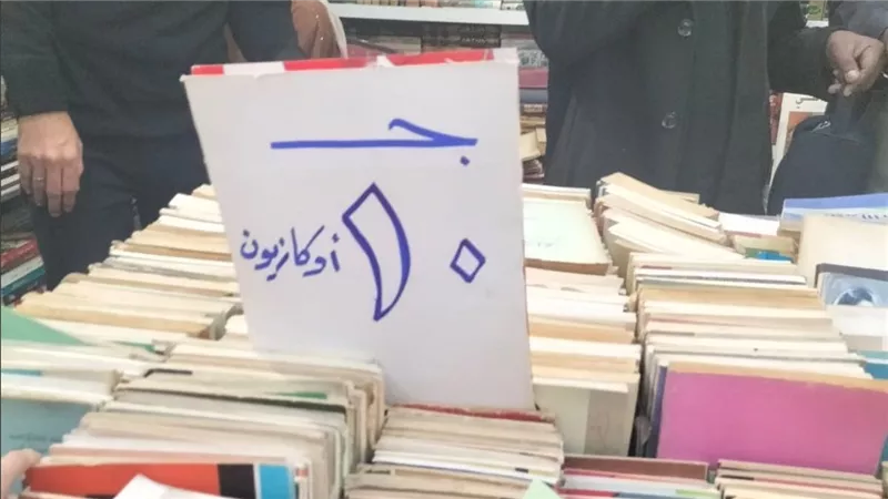 سور الأزبكية «قبلة» الزوار بمعرض الكتاب.. أسعار تبدأ من 10 جنيهات| خاص