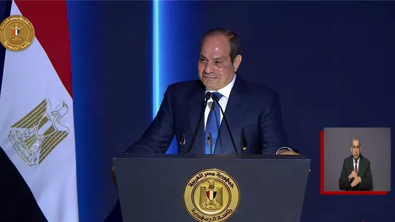 الرئيس السيسي ممازحًا عبد العاطي: مفيش بيني وبين وزارة الخارجية حاجة|فيديو