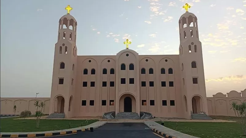«دير الأنبا يحنس القصير».. حين يلتقي التاريخ بالإيمان في قلب الصحراء