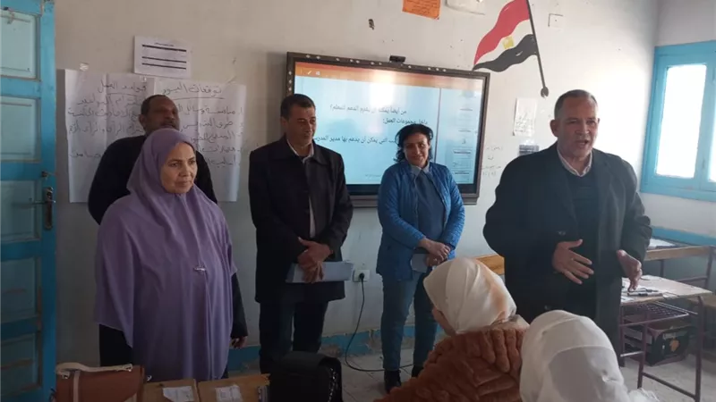 مدير تعليم أسيوط يتفقد ورشة 