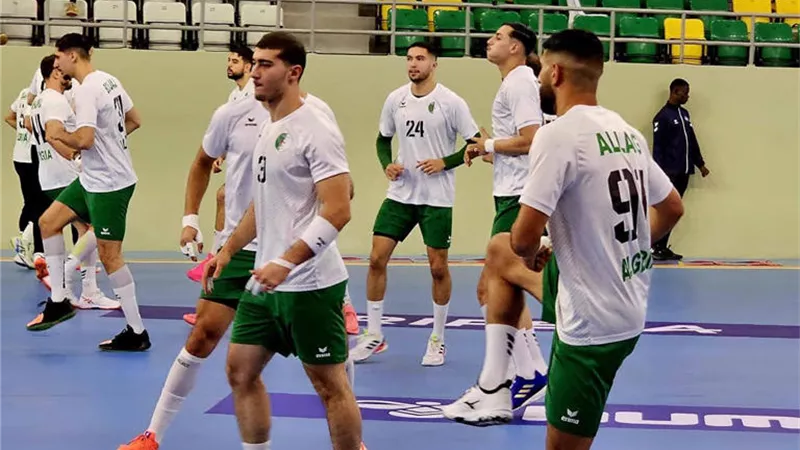 محاربو الصحراء يضربون بقوة.. الجزائر تسحق زامبيا في أمم إفريقيا لليد