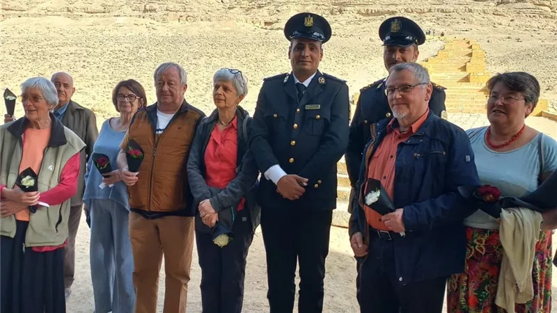 توزيع هدايا تذكارية على الأفواج السياحية بمنطقة بني حسن بالمنيا