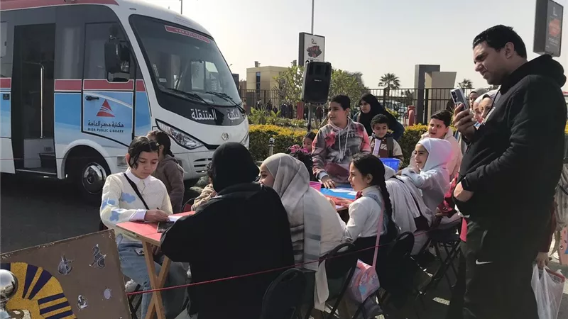 برسوم وأنشطة فنية.. مكتبة مصر العامة المتنقلة تشارك في معرض الكتاب|خاص