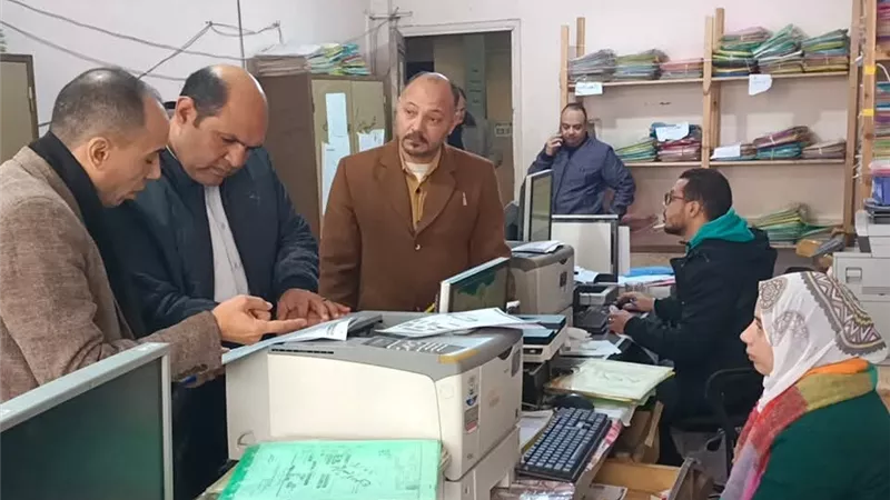رئيس مدينة دسوق يتابع سير العمل بالمركز التكنولوجي ومنظومة التصالح