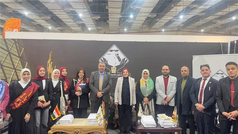 أعضاء تنسيقية شباب الأحزاب والسياسيين يواصلون مشاركتهم بـ«معرض الكتاب»