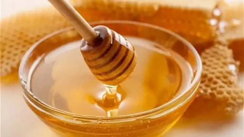 ملعقة عسل كل صباح… عادة صغيرة تُحدث فرقا كبيرا في صحتك