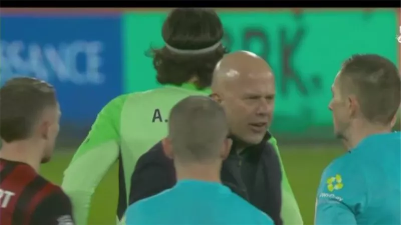 سلوت يكشف كواليس حديثه مع الحكام بعد سقوط ليفربول القاتل أمام بورنموث