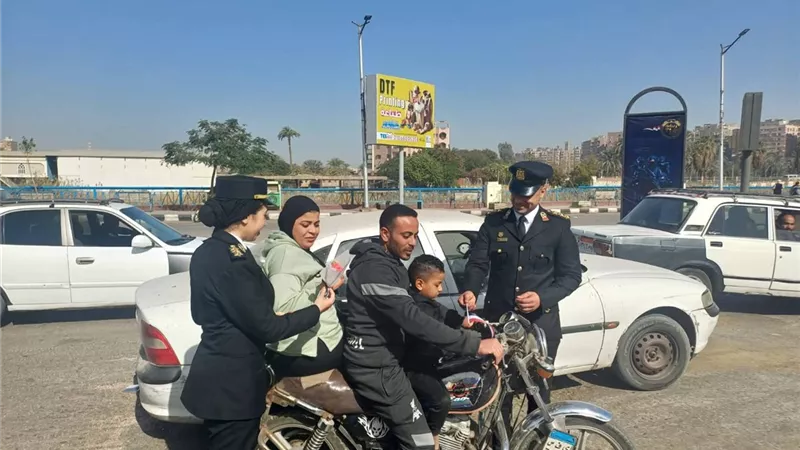 مدير أمن أسيوط يوزع الورود على المواطنين في الشوارع احتفالاً بعيد الشرطة