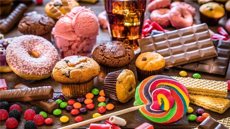منها السكريات.. 10 أطعمة يجب تجنبها قبل النوم