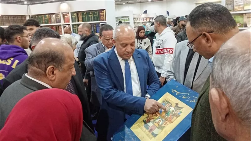 قيادات جامعة القاهرة تزور جناح دار الكتب والوثائق بمعرض الكتاب