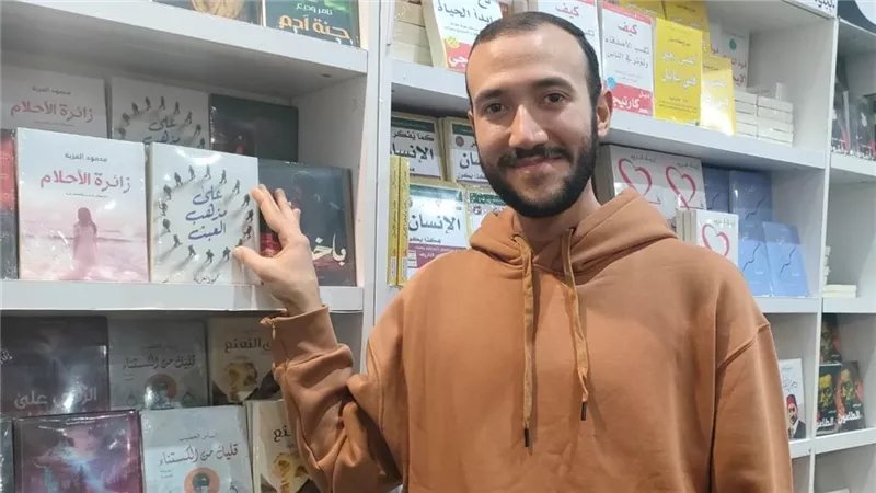 محمود العزبة: الكتابة في عصر الزحمة الرقمية تواجه تحديات كبيرة للشباب|خاص