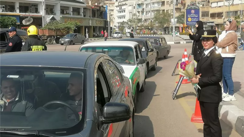 مديرية أمن البحيرة توزع الورود على المواطنين احتفالًا بعيد الشرطة الـ74