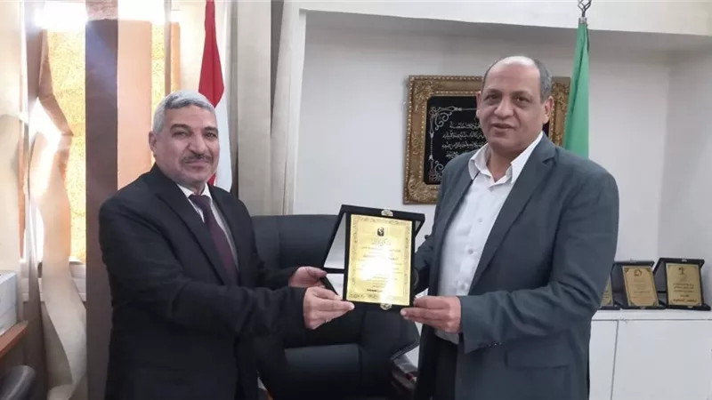 وكيل تعليم الإسماعيلية يكرم مدير وحدة الجودة