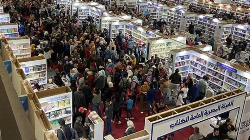  التاريخية والسياسية.. كتب زاد الإقبال على شرائها بمعرض الكتاب|فيديو
