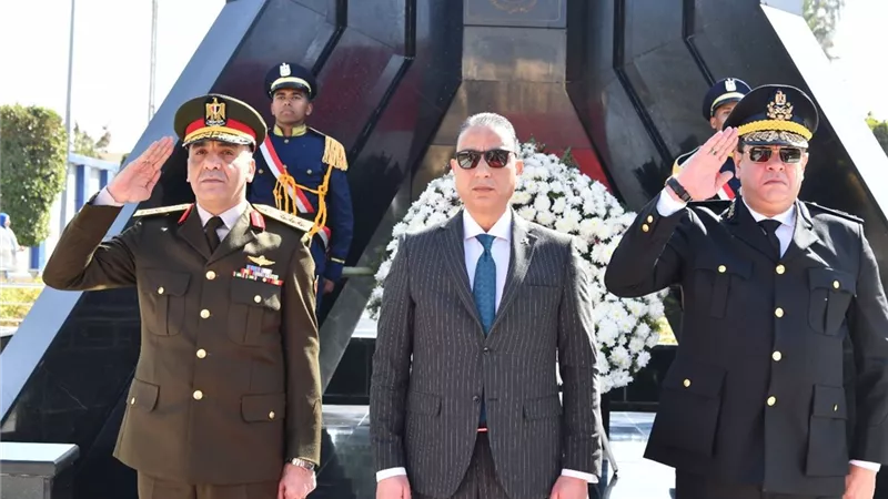 محافظ الفيوم ومدير الأمن يكرمان شهداء الشرطة بإكليل زهور