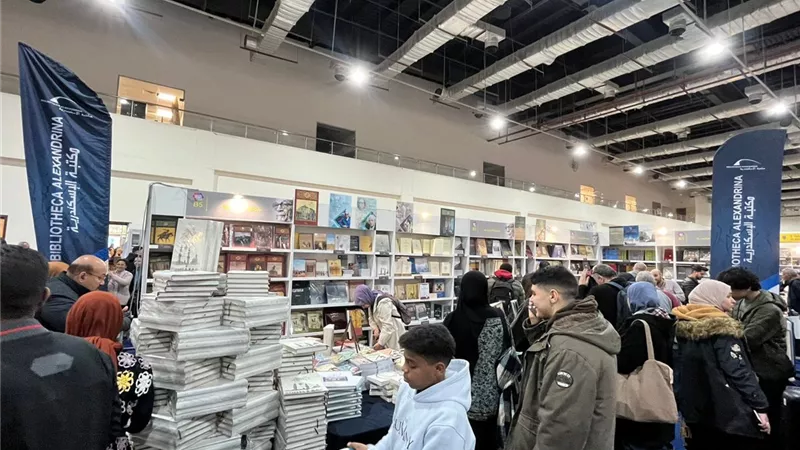 إصدارات مكتبة الإسكندرية تشهد إقبالًا كثيفًا من جمهور معرض القاهرة الدولي