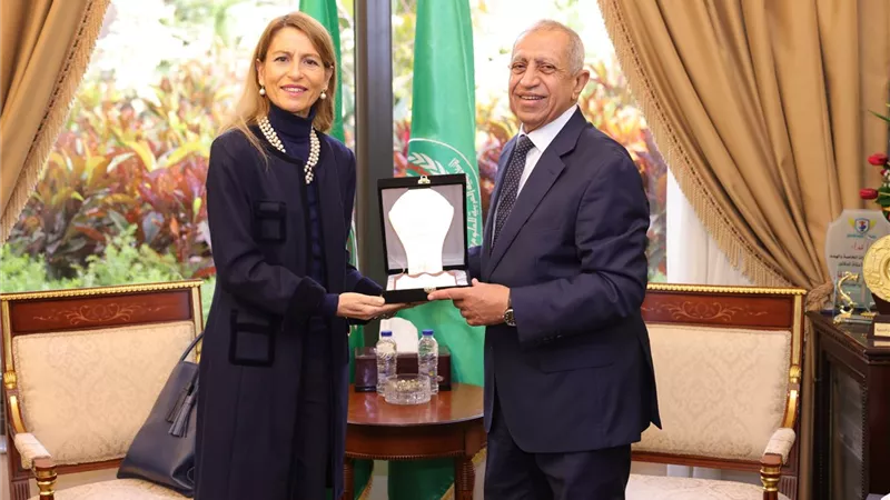 رئيس الأكاديمية العربية يكرم مدير المكتب الإقليمي لليونسكو بالقاهرة 