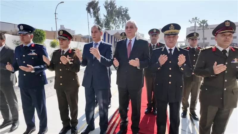  محافظ الغربية والقيادات الأمنية يضعون أكاليل الزهور على النصب التذكاري