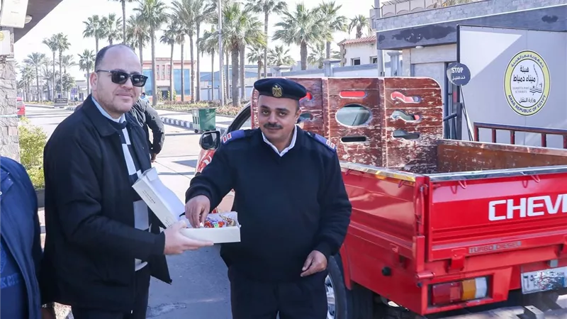 بالورود والحلوى.. مجلس إدارة هيئة ميناء دمياط يهنئ رجال الشرطة