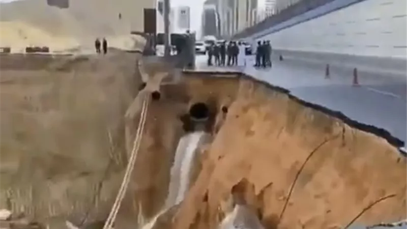 انهيار كبير بأحد الشوارع في السعودية.. وفرق الطوارئ تسيطر على الوضع |صور