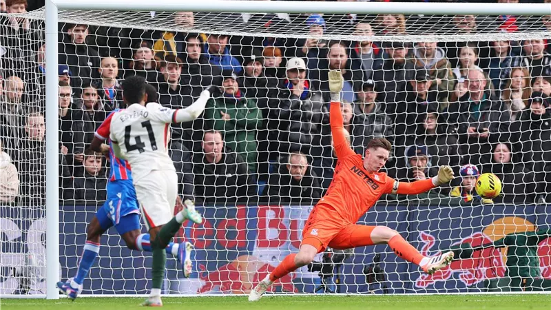 تشيلسي يهزم كريستال بالاس 3-1 ويقترب من المربع الذهبي