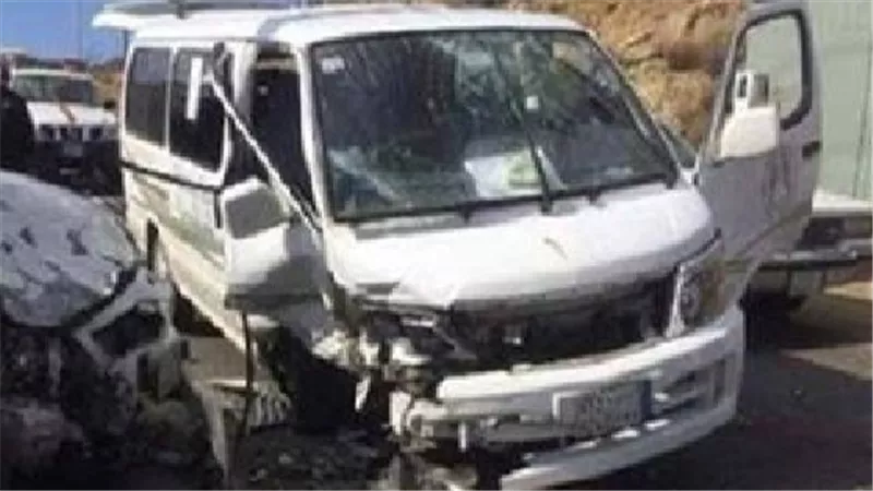 انقلاب سيارة ميكروباص داخل ترعة بقرية الصلعا غرب سوهاج