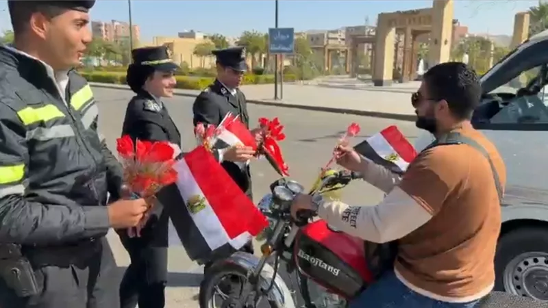 أسوان تحتفل بعيد الشرطة الـ74 بتوزيع الورود وعلم مصر