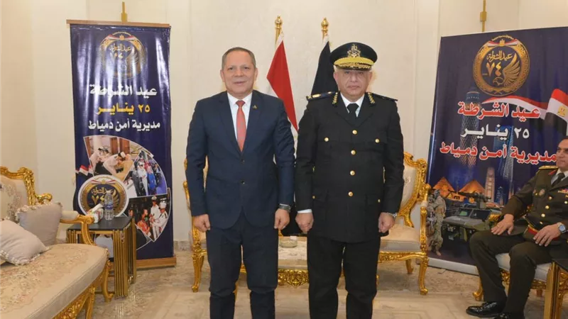 رئيس جامعة دمياط يشهد مراسم وضع إكليل الزهور على النصب التذكاري للشهداء 