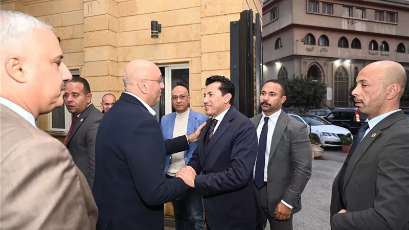 وزير الشباب والرياضة يتفقد نادي التوفيقية للتنس بالجيزة