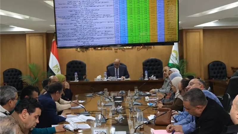 سكرتير عام الجيزة يتابع ملفات التقنين والتصالح ومنظومة الأصول المؤجَّرة