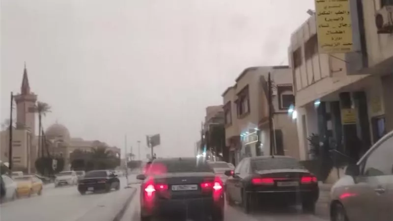 طرابلس كما لم ترها من قبل.. تساقط حبات الثلج على العاصمة الليبية