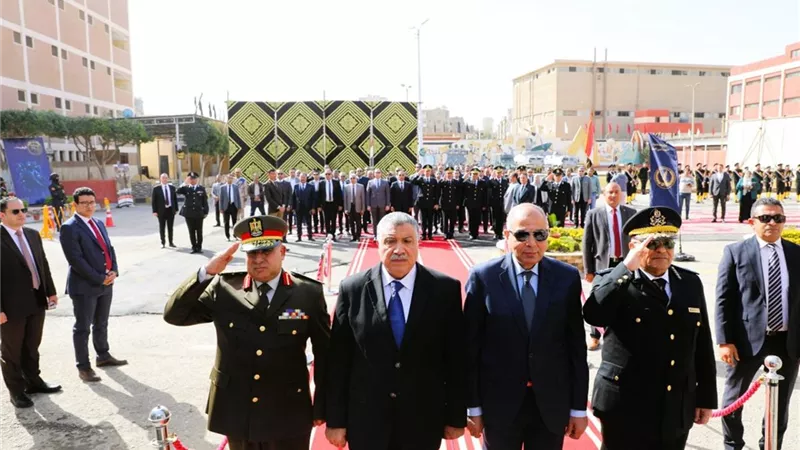 محافظ المنيا يضع إكليلا من الزهور على النصب التذكاري للشهداء في عيد الشرطة