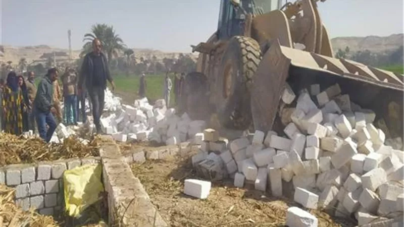 إزالة 15 حالة بناء مخالف خلال حملة مكبرة بمركز سمالوط في المنيا