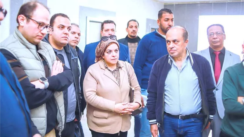 محافظ الوادي يلتقي وفد وزارة الصحة لمتابعة جاهزية مستشفى الداخلة